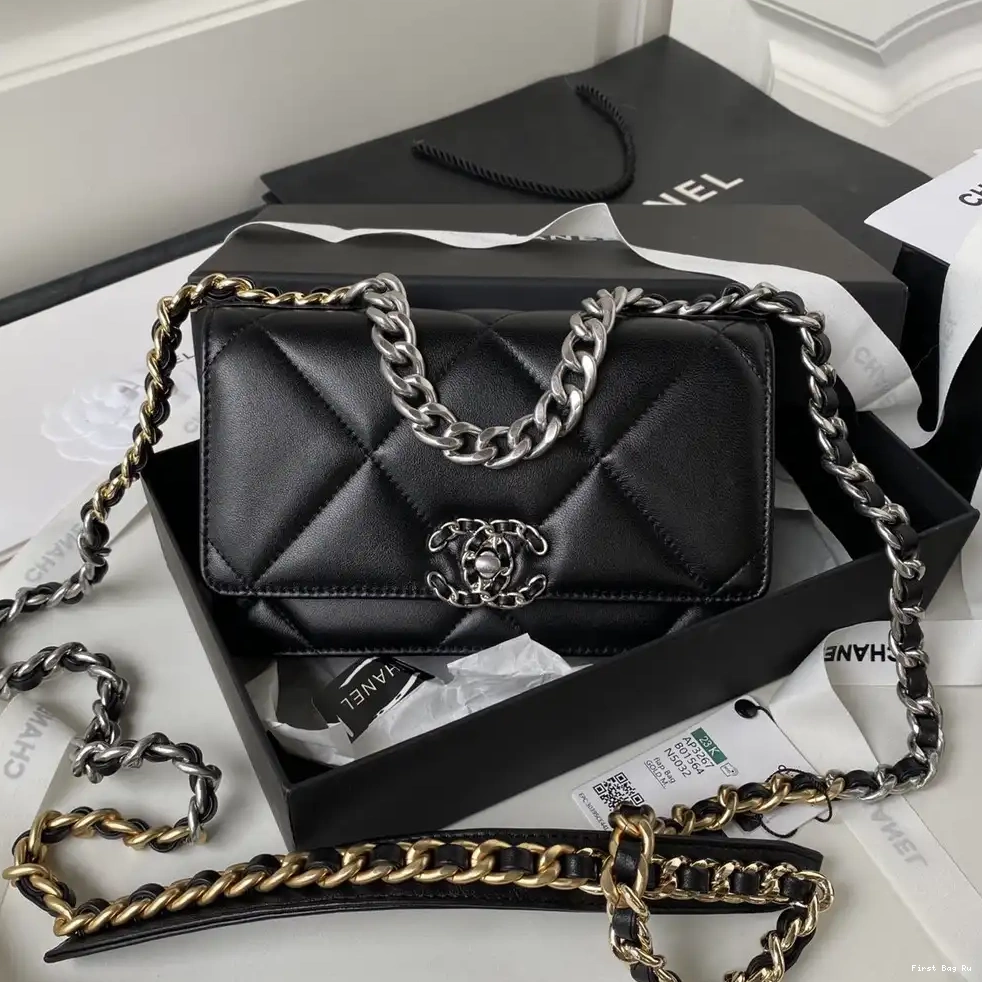 Firstbag Ru CHAIN WALLET CHANEL ON 19 0521